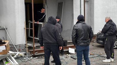 Удар РФ, Дніпро, 17 лютого, адмінбудівля, вікна