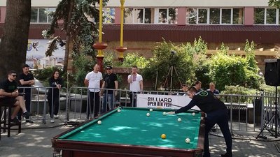 Гра у більярд з чемпіонами України Гра у більярд з чемпіонами України