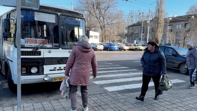 Жінки стоять біля автобуса у Слов'янську