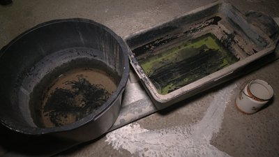 Самі прибирають з даху сніг: у Харкові чотири роки тече крівля у 9-поверхівці