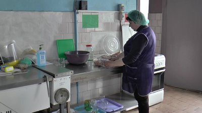 Понад сотню пиріжків щодня печуть для тероборони кухарі шкільної їдальні у Мачухівській громаді Понад сотню пиріжків щодня печуть для тероборони кухарі шкільної їдальні у Мачухівській громаді