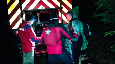 Бійці ДСНС спустили подружжя, яке заблукало в горах, до підніжжя Говерли, жовтень 2023, Закарпаття Бійці ДСНС спустили подружжя, яке заблукало в горах, до підніжжя Говерли, жовтень 2023, Закарпаття
