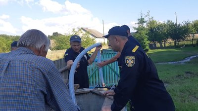 На Львівщині рятувальники продовжують ліквідовувати наслідки підтоплення На Львівщині рятувальники продовжують ліквідовувати наслідки підтоплення