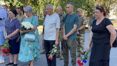 На прощання із Романом Суком 10 серпня 2023 прийшли його рідні та близькі На прощання із Романом Суком 10 серпня 2023 прийшли його рідні та близькі