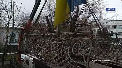 Витвір ковальського мистецтва – у сховок. У Черкасах демонтували 150-річний балкон