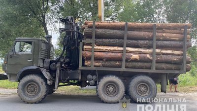 У двох громадах Житомирщини затримали вантажівки з необлікованими лісоматеріалами У двох громадах Житомирщини затримали вантажівки з необлікованими лісоматеріалами