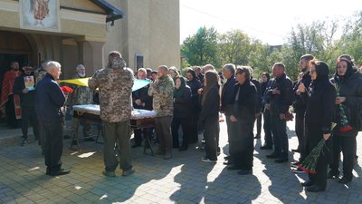 У Мукачеві попрощалися з полеглим захисником Миколою Славичем У Мукачеві попрощалися з полеглим захисником Миколою Славичем
