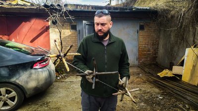 Кропивничанин зробив дві сотні металевих "їжаків" для блокпостів Кропивничанин зробив дві сотні металевих "їжаків" для блокпостів