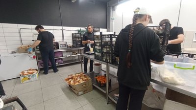 Гаряча їжа за п`ять хвилин:дніпровське підприємство виготовляє спецпайки для військових та цивільних Гаряча їжа за п`ять хвилин:дніпровське підприємство виготовляє спецпайки для військових та цивільних