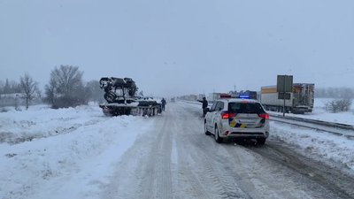 "Направили всі сили". Негода спровокувала на трасі Київ–Одеса кілометрові затори "Направили всі сили". Негода спровокувала на трасі Київ–Одеса кілометрові затори