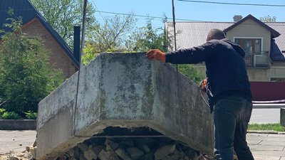 У містечку на Львівщині демонтували стелу радянських воїнів У містечку на Львівщині демонтували стелу радянських воїнів