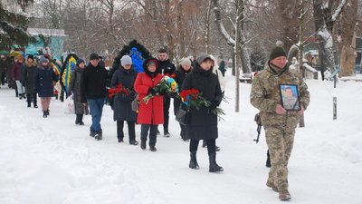 У Шостці поховали двох військовослужбовців ЗСУ У Шостці поховали двох військовослужбовців ЗСУ