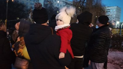 Тато з донькою слухають різдвяні колядки