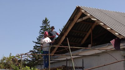 Відновлення даху в перші дні після обстрілу