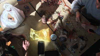 На Івано-Франківщині підлітки плетуть вервиці для захисників На Івано-Франківщині підлітки плетуть вервиці для захисників