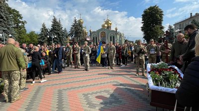 Загинули на Донеччині: у Черкасах попрощались з двома розвідниками Загинули на Донеччині: у Черкасах попрощались з двома розвідниками