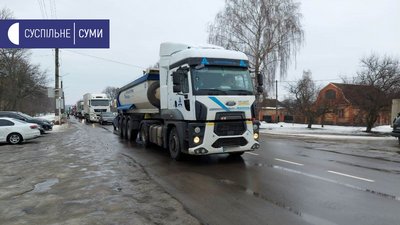 Протест проти фірми-орендаря землі. У Ромнах на Сумщині люди перекривали трасу "Суми-Київ" Протест проти фірми-орендаря землі. У Ромнах на Сумщині люди перекривали трасу "Суми-Київ"
