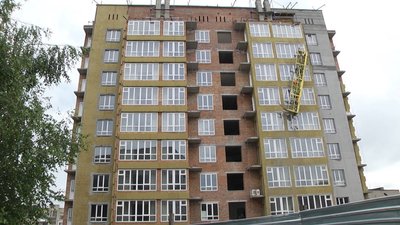 На фото багатоповерхівка по вулиці Ранковій, 2Б, де трапився нещасний випадок із будівельниками, 19 червня 2023 На фото багатоповерхівка по вулиці Ранковій, 2Б, де трапився нещасний випадок із будівельниками, 19 червня 2023