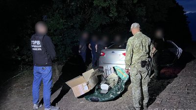 Правоохоронці затримали чоловіка, який допомагав військовозобов'язаним перетнути кордон
