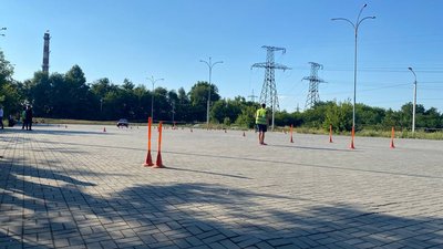 Контраварійне кермування. У Дніпрі провели перегони для водійок Контраварійне кермування. У Дніпрі провели перегони для водійок