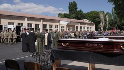 Оркестр, квіти та сльози: як в Одесі прощалися із загиблими 28 окремої механізованої бригади Оркестр, квіти та сльози: як в Одесі прощалися із загиблими 28 окремої механізованої бригади