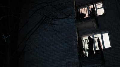 люди в будинку у Харкові, де вибило вікна