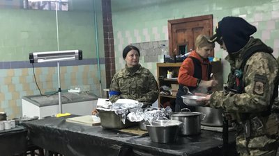 Шість кілограмів амуніції без бронежилета: як одеські військовослужбовиці захищають місто. ВІДЕО Шість кілограмів амуніції без бронежилета: як одеські військовослужбовиці захищають місто. ВІДЕО