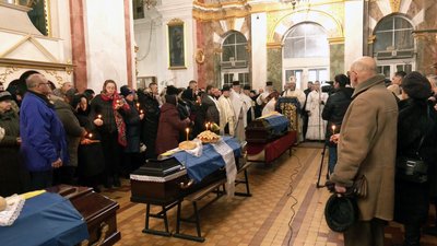 У Луцьку попрощалися з трьома залиблим захисниками У Луцьку попрощалися з трьома залиблим захисниками