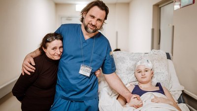 Лікарі Охматдиту дістали з голови дівчинки з Миколаївщини уламок російського снаряда Лікарі Охматдиту дістали з голови дівчинки з Миколаївщини уламок російського снаряда