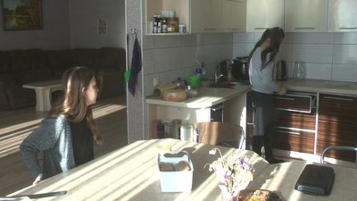 Усіх дівчаток мама Люба вчить бути господинями. Усіх дівчаток мама Люба вчить бути господинями.
