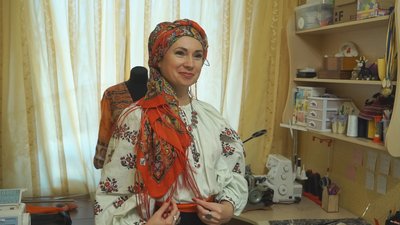 "Це сучасно і круто": вінничанка дає друге життя старовинним бабусиним хусткам