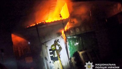 Затримали двох чоловіків, які на ринку Дикого у Рівному підпалили кіоск