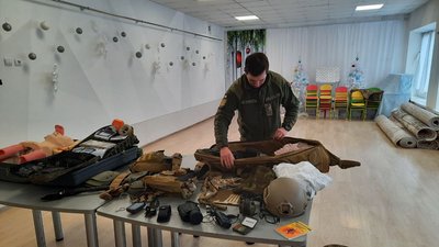 У Тернополі інструктори тероборони навчають учнів і вчителів домедичної допомоги У Тернополі інструктори тероборони навчають учнів і вчителів домедичної допомоги