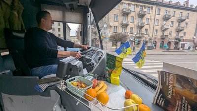 У луцькій маршрутці №10 водій частує пасажирів фруктами, горіхами та цукерками У луцькій маршрутці №10 водій частує пасажирів фруктами, горіхами та цукерками