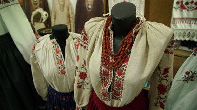 "Вишиванка личить усім". У Кропивницькому в етнолабораторії влаштували фотосесію для кропивничан у вишитих сорочках "Вишиванка личить усім". У Кропивницькому в етнолабораторії влаштували фотосесію для кропивничан у вишитих сорочках