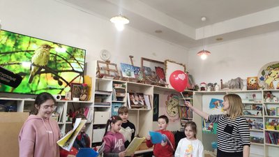 Тернопільська психологиня поводить заняття з арттерапії для дітей переселенців Тернопільська психологиня поводить заняття з арттерапії для дітей переселенців