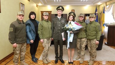 Пара закоханих військовослужбовців одружилася у Тернополі Пара закоханих військовослужбовців одружилася у Тернополі
