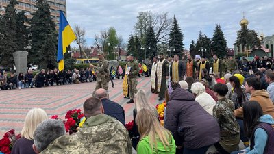 "Про нього важко говорити у минулому": у Черкасах попрощались з військовим волонтером "Про нього важко говорити у минулому": у Черкасах попрощались з військовим волонтером