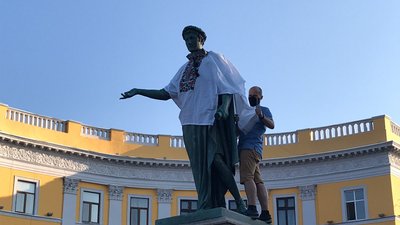 Одеського Дюка де Рішельє одягнули у вишиванку