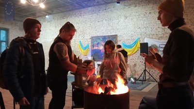Музика, поезія та багаття в бочках. У Кропивницькому влаштували "Творчий майдан"
