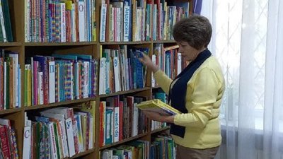 "Книгоноші". У громаді Дніпропетровщини бібліотекарі доставляють книжки читачам додому