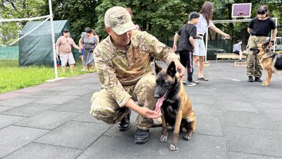 "Підіймають настрій і знімають стрес". У кропивницькому центрі реабілітації дітям допомагають собаки-терапевти "Підіймають настрій і знімають стрес". У кропивницькому центрі реабілітації дітям допомагають собаки-терапевти