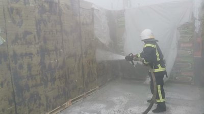 У Миколаєві на території "Епіцентру" сталася пожежа: горів пакувальний матеріал утеплювача