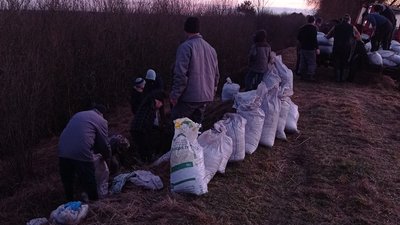 Щоб зупинити підтоплення на Волині використали понад дві тисячі мішків з піском Щоб зупинити підтоплення на Волині використали понад дві тисячі мішків з піском