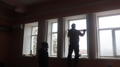 В Охтирці ремонтують пошкоджені вибухами вікна з допомогою 3D-принтера та поліетилену В Охтирці ремонтують пошкоджені вибухами вікна з допомогою 3D-принтера та поліетилену
