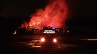 Неподалік Сквирського шосе уночі горіло недобудоване кафе. Спалахи бачили у Житомирі Неподалік Сквирського шосе уночі горіло недобудоване кафе. Спалахи бачили у Житомирі