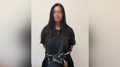 Дівчина, яка торгувала синьо-жовтими стрічками