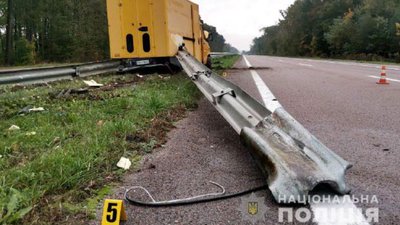 На Рівненщині авто напоролось на відбійник. Водій загинув у переддень іменин На Рівненщині авто напоролось на відбійник. Водій загинув у переддень іменин