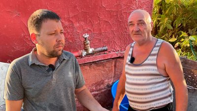 Жителі Прилук на фоні будинку, де відсутня вода у крані 16 липня 2024 року