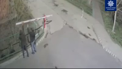 Поліція затримала осіб, що, імовірно, пошкодили шлагбаум у Сумах